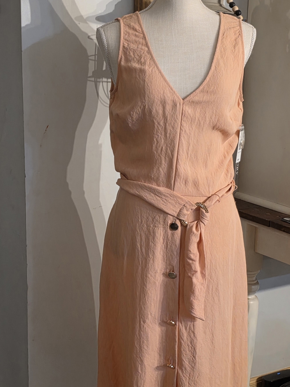 Luxology Peach Sleeveless V-Neck Tie-Waist Midi Dress